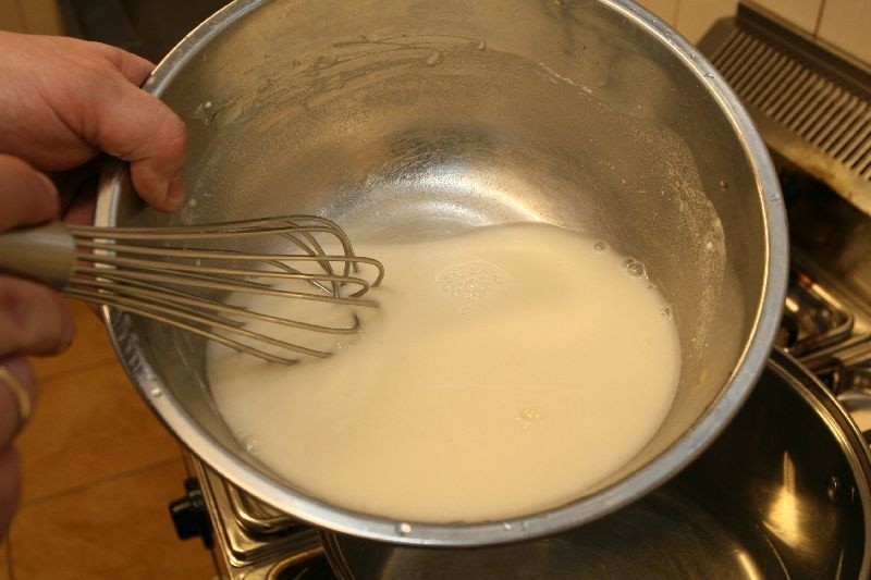 100 ml śmietany mieszamy z mąką i wodą (by zagęścić zupę),...