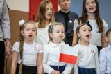 Szkoła do hymnu. Dzieci z Tykocina i wiceminister Dariusz Piontkowski wspólnie odśpiewali Mazurka Dąbrowskiego (zdjęcia)