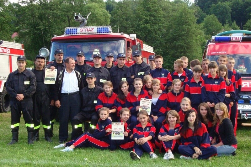 Strażacy z Lutczy wraz z Młodzieżową Drużyną Pożarniczą.