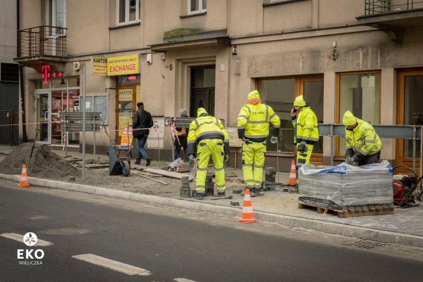 Trwa wyczekiwana przebudowa przystanku autobusowego przy ul....