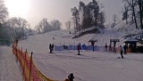 Stok narciarski w Kazimierzu Dolnym. Warunki do jeżdżenia wciąż są dobre