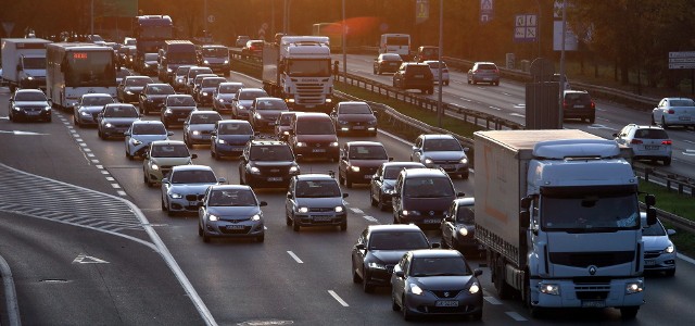 Już jutro, 6 grudnia 2019 r., wchodzą w życie przepisy dotyczące „korytarza życia” oraz jazdy zgodnie z zasadą zamka błyskawicznego – tzw. jazdy na suwak. Sprawdź, co musisz wiedzieć.