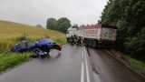 Śmiertelny wypadek pod Bytowem. 9.07.2020 r. W Udorpiu zderzyły się samochód osobowy i ciężarówka. Nie żyje 19-latka
