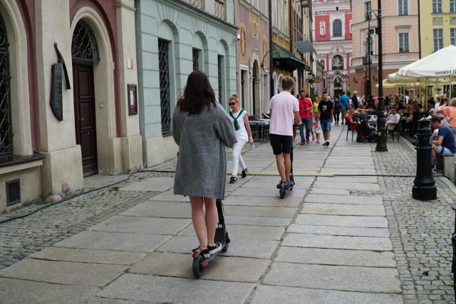 Wielu użytkowników e-hulajnóg jeździ nimi także po chodnikach i drogach dla pieszych bez należytej ostrożności.