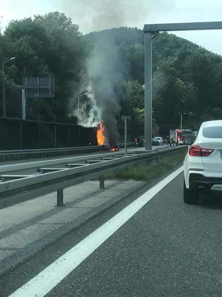 Dramat na drodze w Stróży. Motocykl stanął w ogniu, płonęły ekrany akustyczne [ZDJĘCIA]