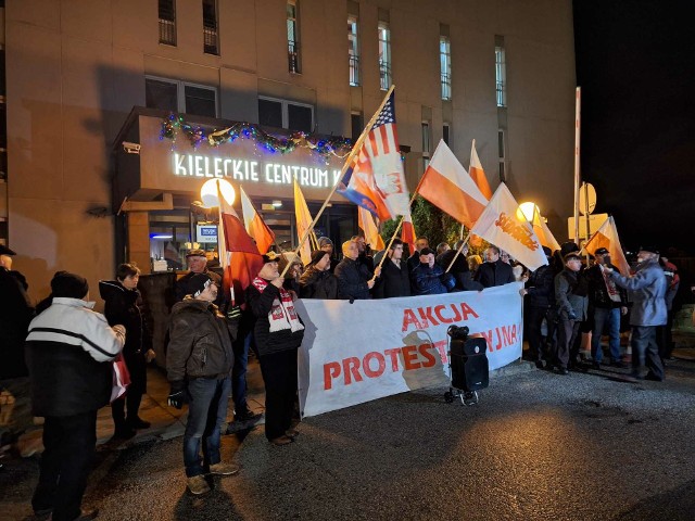 Protest pod siedzibą TVP 3 Kielce zgromadził około 50 osób. Kto protestował? Zobaczcie na kolejnych zdjęciach.