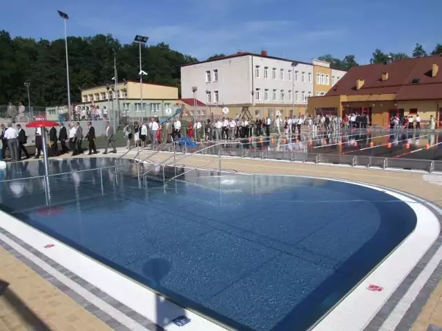 Kilkuset mieszkańców gminy Mogielnica i zaproszeni goście przyszli na otwarcie nowoczesnego stadionu sportowego.