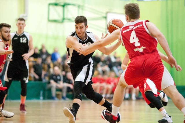 Turniej ćwierćfinałowy juniorów U-18 gry w hali gimnazjum nr 4 przy ul Banacha w Słupsku. Czarni PGK Słupsk - MKS Dąbrowa Górnicza. 