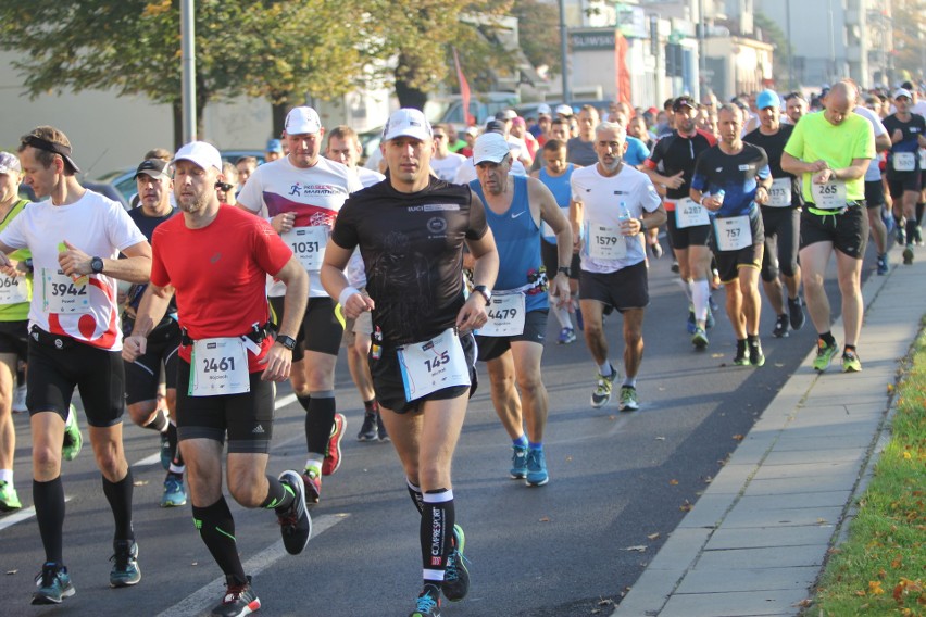 Zdjęcia z maratonu w Poznaniu 2018 - biegacze na pierwszym...