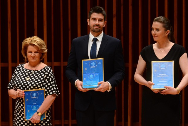 W piątek, 7 czerwca w Zespole Szkół Muzycznych imienia Oskara Kolberga w Radomiu odbyła się uroczysta gala plebiscytu, podczas której laureaci z powiatu oraz całego regionu, otrzymali piękne statuetki i dyplomy. W pierwszym etapie akcji nasi Czytelnicy wybrali laureatów w każdej kategorii w Radomiu i powiatach. Potem w głosowaniu wyłonili złotą Dziesiątkę najlepszych lekarzy w całym regionie! Głosowanie trwało do minionego poniedziałku, 3 czerwca. Nagrodzliśmy również lekarzy i placówki medyczne w kategoriach regionalnych: Lekarz Rodzinny, Pediatra, Stomatolog, Pielęgniarka/Położna, Ortopeda, Kardiolog, Ginekolog, Chirurg, Okulista, Farmaceuta, Ratownik Medyczny, Przychodnia/Gabinet, Szpital, Salon Optyczny.Na kolejnych slajdach prezentujemy laureatów głosowania w kategorii Stomatolog Roku w regionie radomskim.