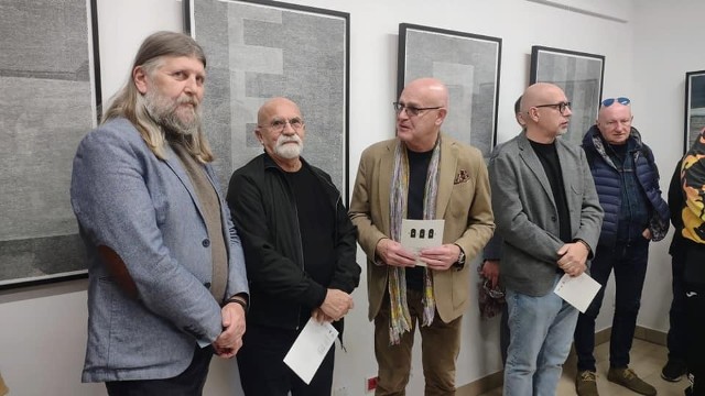 Podczas wernisażu: od lewej  Virgilijus Trakimavicius, Aleksander Olszewski i rektor Sławomir Bukowski.