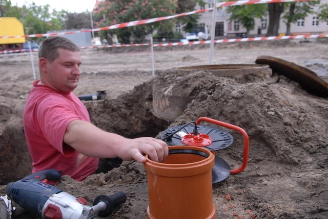 - Pracujemy ostro, pod powierzchnią Rynku będzie system kanalizacji deszczowej z systemem automatycznego zamykania, gdyby woda się przelewała - wyjaśnia Radosław Koch 