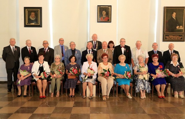 W Ratuszu Staromiejskim w Toruniu 20 czerwca swoje jubileusze świętowały pary małżeńskie z co najmniej 50-letnim stażem. Z tej okazji jubilaci otrzymali Medale za Długoletnie Pożycie Małżeńskie.Odznaczenia państwowe zostały nadane przez prezydenta RP, natomiast małżonkom przekazał je - wraz z bukietami i upominkiem od miasta - prezydent Torunia Michał Zaleski. Gala odbyła się w Sali Mieszczańskiej Ratusza Staromiejskiego. Uroczystości towarzyszył krótki koncert w wykonaniu Anny i Marcina Łęckich. Na koniec był uroczysty toast oraz wspólne zdjęcia.Pary odznaczone medalami za Długoletnie Pożycie Małżeńskie:1. Halina i Ryszard Baliccy2. Danuta i Kazimierz Filarowie3. Wanda i Józef Głowaccy 60 lat4. Anna i Jerzy Kurkowscy5. Feliksa i Kazimierz Kwiecińscy6. Róża i Kazimierz Laskowscy7. Aleksandra i Tadeusz Radzanowscy8. Danuta i Jan Sobeccy9. Maria i Edmund Stanczewscy10. Jadwiga i Jan Szrejterowie11. Barbara i Honorat Zimolzakowie