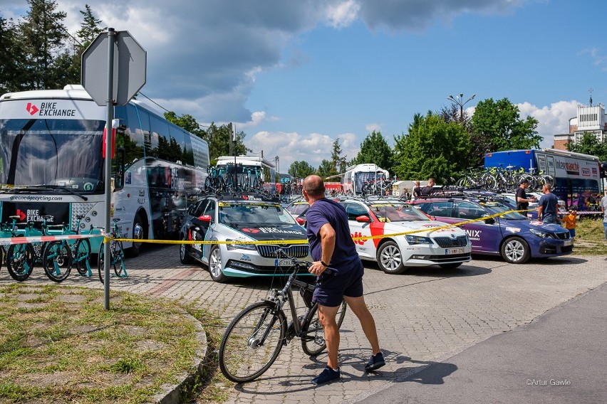 Tour de Pologne w Tarnowie. Peleton kolarski wystartował w Mościcach na etap do Bukowiny Tatrzańskiej [ZDJĘCIA]