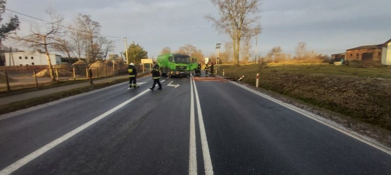 Wypadek w Karniewie. 8.02.2022 na skrzyżowaniu zderzyły się dwa samochody ciężarowe 