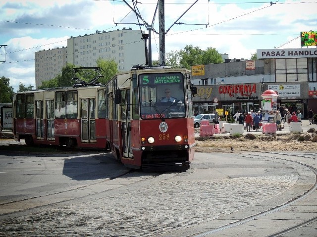 Od 18 maja do połowy sierpnia tramwaje nie będą kursować między pl. Teatralnym a ul. Olimpijską. W tym czasie zostanie uruchomiona autobus zastępczy nr 51. Dodatkowo zostaną zawieszone linie tramwajowe nr 5 oraz nocna 1N