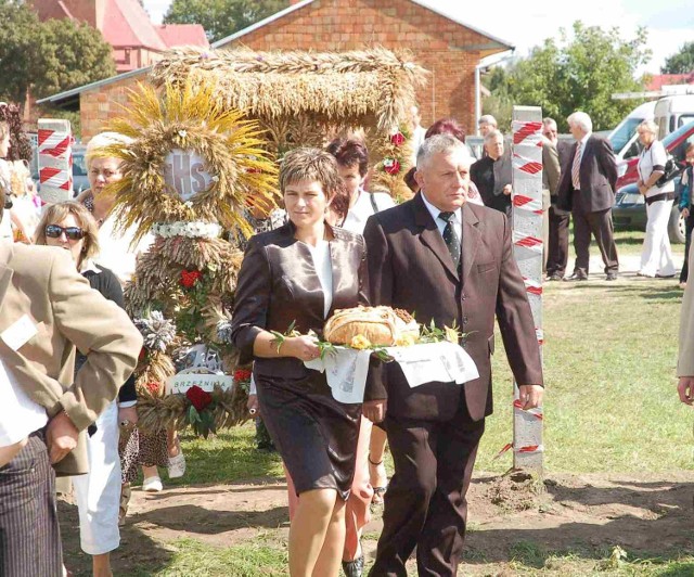 Starostowie Agnieszka Szewc z Brzeźnicy i Jan Maćkula z Psar (z prawej) przekazali dożynkowy chleb przedstawicielom władz samorządowych.