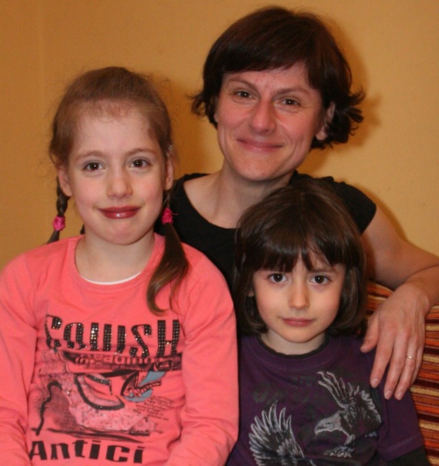 Marysia Pietrzkiewicz z mamą Aliną i braciszkiem Piotrusiem proszą o pomoc w zebraniu pieniędzy na kosztowny zabieg
