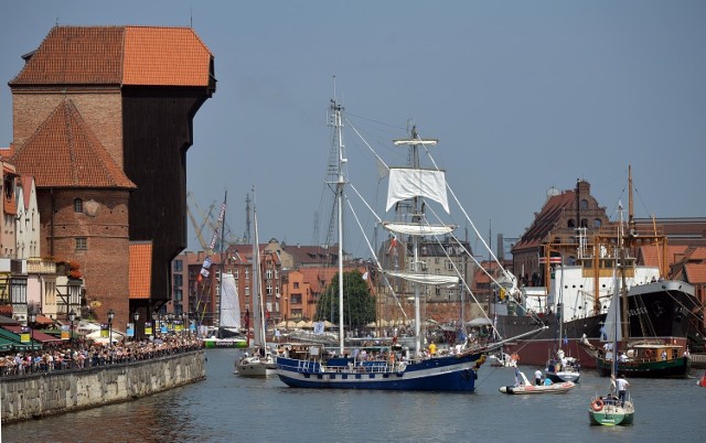 Okazałe żaglowce, w towarzystwie mniejszych łodzi, uroczyście zakończyły międzynarodowy zlot Baltic Sail Gdańsk 2014.