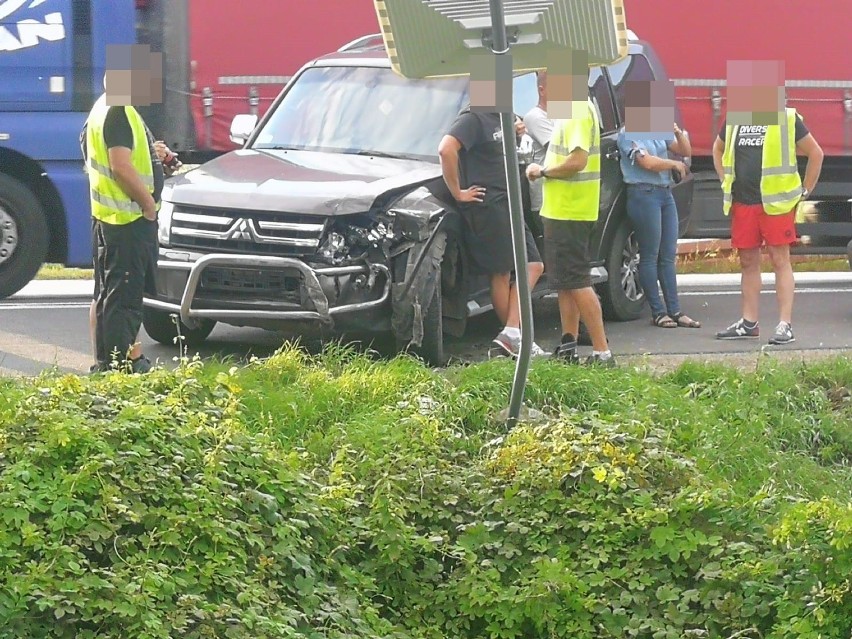 Wypadek przy A4 w Kątach Wrocławskich. VW wpadł do rowu (ZDJĘCIA) 