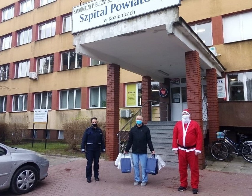 Kozieniccy policjanci podarowali prezenty dzieciom z...