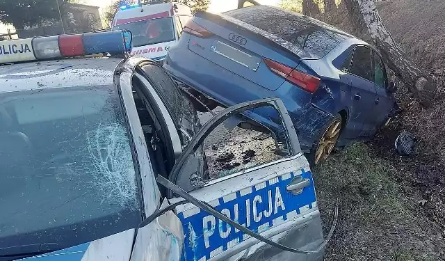 Paszkówka. Wadowice. Tak 1 marca 2023 r. zakończył się policyjny pościg za kierującym audi. Oba pojazdy zostały uszkodzone a kierowcy ranni