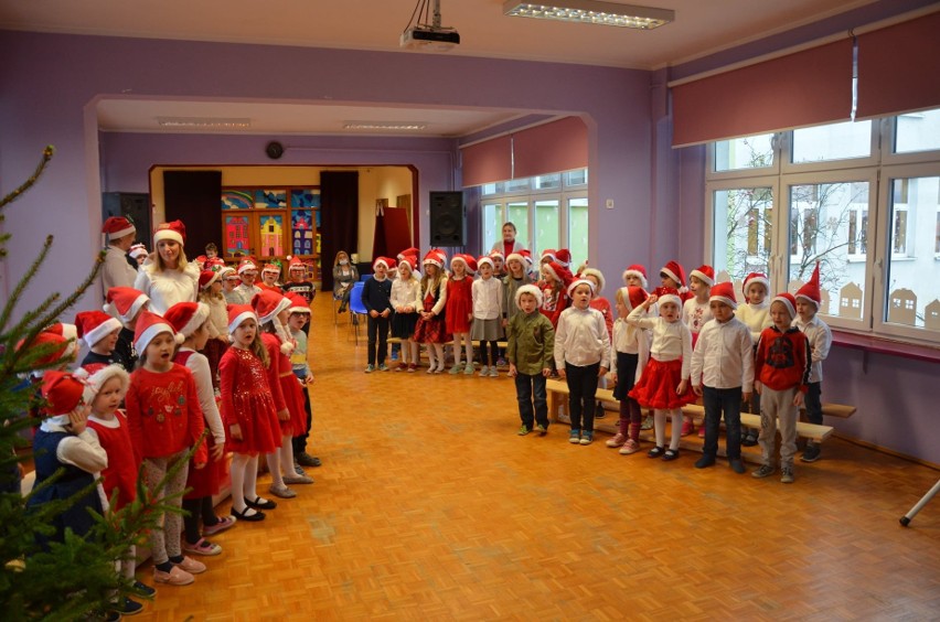 Na mikołajki głośne czytanie "Mikołajka" w toruńskiej Szkole Podstawowej nr 9