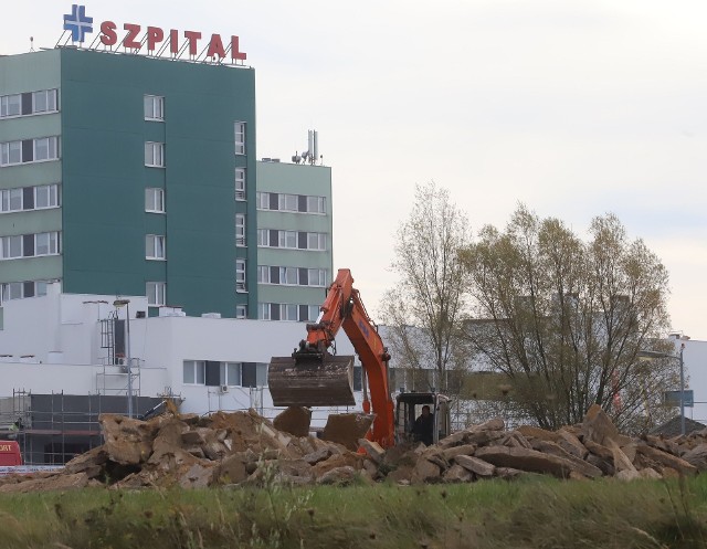 Na lądowisku przy Mazowieckim Szpitalu Specjalistycznym od kilkunastu dni trwa przebudowa. Na placu pracuje ciężki sprzęt.