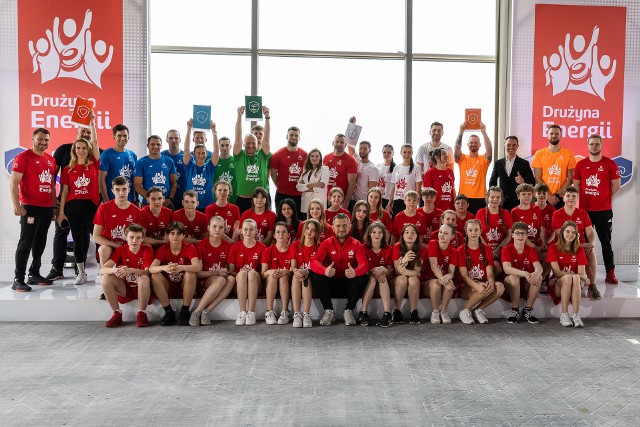 Startuje kolejna odsłona Drużyny Energii. Edukacyjno-sportowy projekt zainicjowany przez Energę z Grupy ORLEN aktywizuje młodzież z całej Polski do ćwiczeń i pokazuje, że sport może łączyć i wyzwalać dodatkowe pokłady energiiZobacz kolejne zdjęcia/plansze. Przesuwaj zdjęcia w prawo naciśnij strzałkę lub przycisk NASTĘPNE