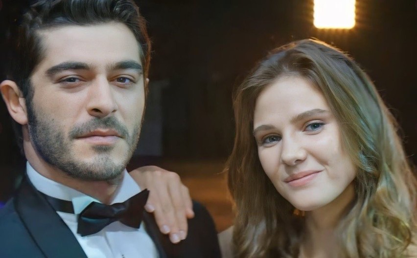 "Rozdarte serca". Alina Boz u boku Buraka Deniza w nowym tureckim serialu "Maraşlı". Połączy ich miłość?