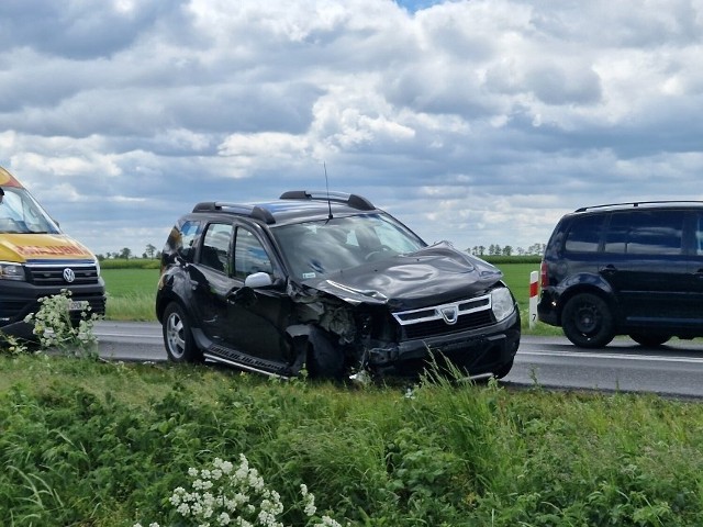 Na trasie Gniezno-Witkowo w miejscowości Miroszka doszło do zderzenia dwóch samochodów: zderzyli się kierowcy volkswagena i dacii. Zobacz zdjęcia --->