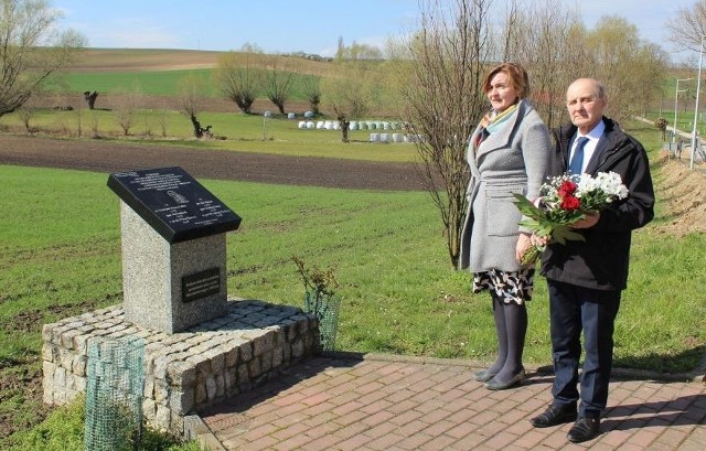 Przewodniczący Rady Gminy Kazimierz Warszawa oraz Sekretarz Gminy Agata Wróbel złożyli biało-czerwone kwiaty przed obeliskiem upamiętniającym Ofiary Zbrodni Katyńskiej