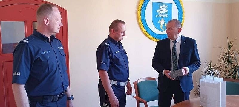 Burmistrz Ustki Jacek Maniszewski wyróżnił policjantów z...