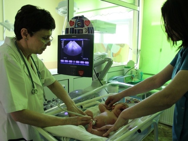 Badanie noworodka za pomocą nowego ultrasonografu.