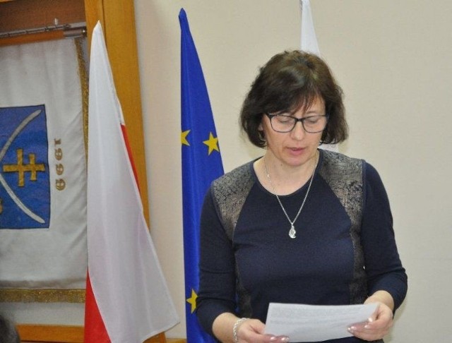 Skarbnik powiatu Jolanta Piotrowska podczas piątkowej sesji budżetowej