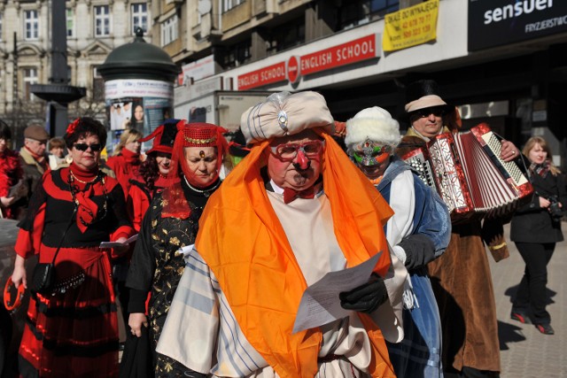 Parada na ulicy Piotrkowskiej w Łodzi rozpoczęła festiwal Carnavalia.