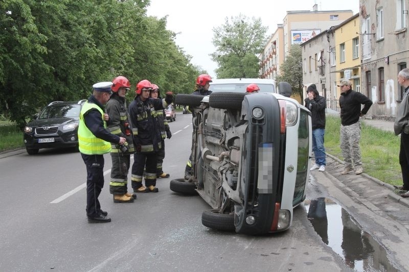 Wypadek na Lutomierskiej. Renault na boku [zdjęcia, FILM]