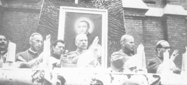 Rostkowo 20.08.1967 Od lewej: biskup Józef Drzazga, arcybiskup Antoni Baraniak, ks. Bronisław Sałkowski, prymas Stefan Wyszyński, kardynał Karol Wojtyła, biskup Bogdan Sikorski