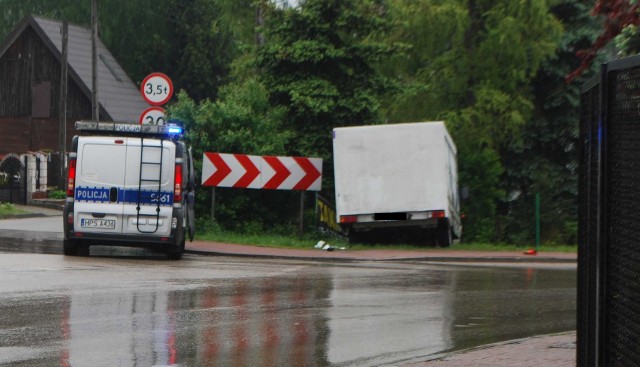 Na miejscu tragicznego wypadku. Dostawczy mercedes zjechał na przeciwny pad drogi i zatrzymał się w rowie. 