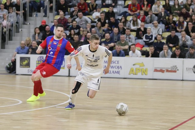 Zwieńczeniem weekendu będzie derbowa rywalizacja 1 ligi futsalu pomiędzy FK Odrą Opole a Berlandem Komprachcice. Zostanie ona rozegrana niedzielnego wieczora (godz. 19) w Stegu Arenie.