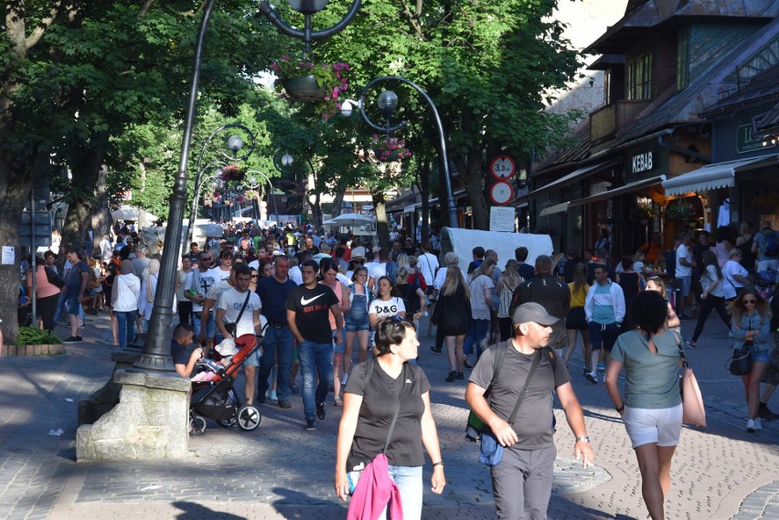 Zakopane. Sezon mamy w pełni. Tłumy na Krupówkach [ZDJĘCIA]