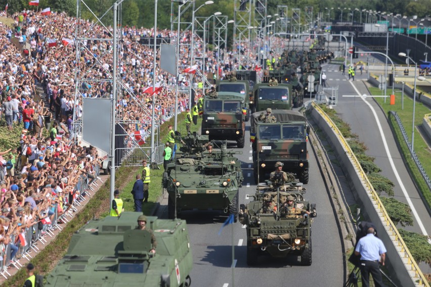 Defiladę uświetnił przejazd 185 maszyn wojskowych w tym...