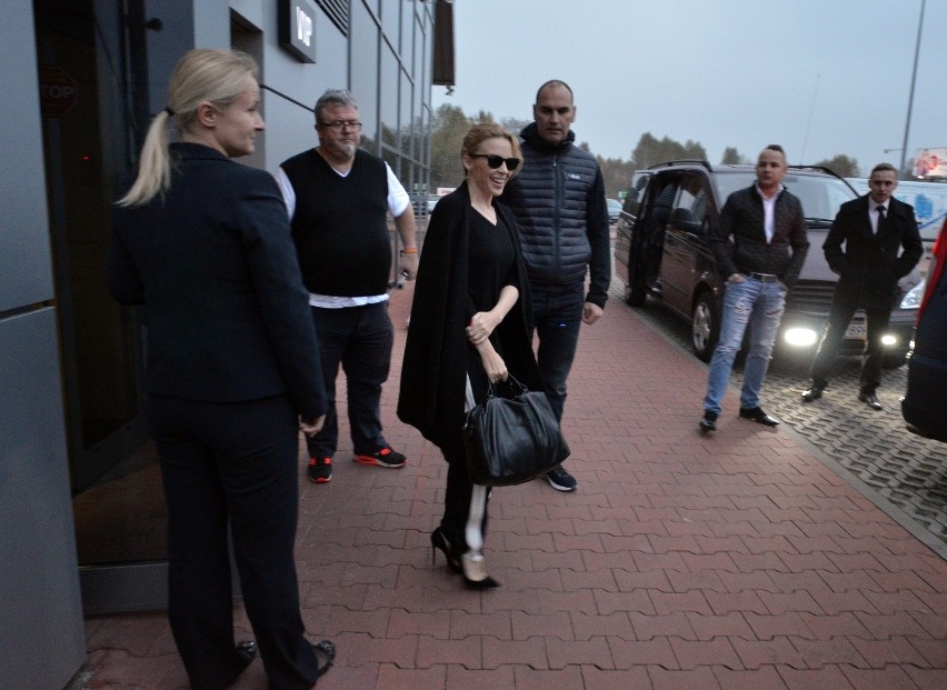 Fani przywitali Kylie Minogue na łódzkim lotnisku [ZDJĘCIA+FILM]