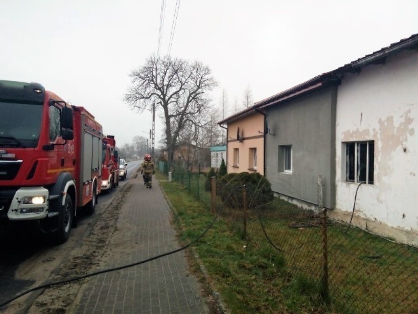 Groźny pożar mieszkania w gminie Sławno! W akcji 4 zastępy strażaków