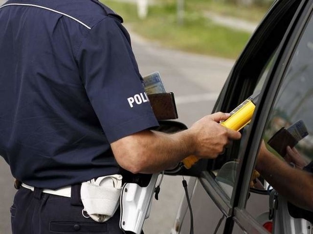 W Miastku na ul. Długiej policjanci zatrzymali do kontroli Volkswagena Golfa.