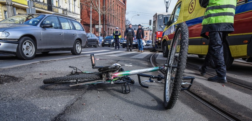 Na polskich drogach i w miastach wciąż przybywa rowerzystów....