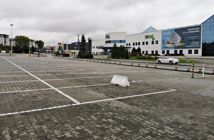 Kraków. Opustoszał parking przed największych w Krakowie kompleksem rekreacyjno-sportowym [ZDJĘCIA]