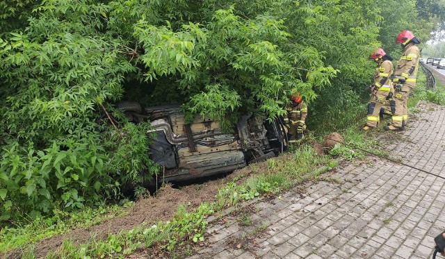 Piątnica Włościańska. Wypadek forda na zakręcie. Auto dachowało