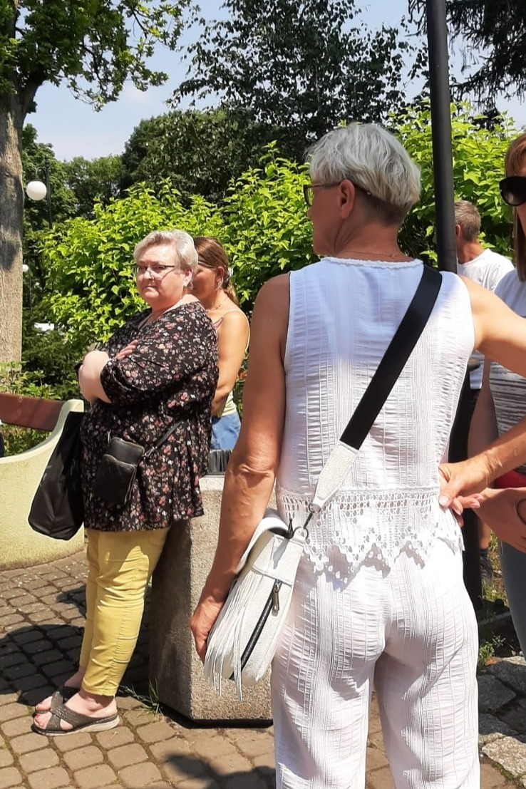 Protest w Miastku. Pielęgniarki i położne przed Urzędem Miejskim w Miastku