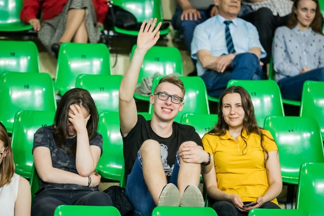 Siatkarze Łuczniczki przegrali u siebie z MKS Będzin 2:3 w pierwszym meczu o uniknięcie gry w barażu z mistrzem I ligi (gra się do 2 zwycięstw). Bydgoszczanie mogą żałować zwłaszcza tie-breaka, którego przegrali 16:18, choć prowadzili już 10:7. Zobacz zdjęcia z parkietu i trybun hali "Łuczniczka" >>>